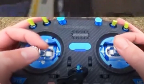 FPV-дрон летает в замысловатом стиле внутри автомобиля