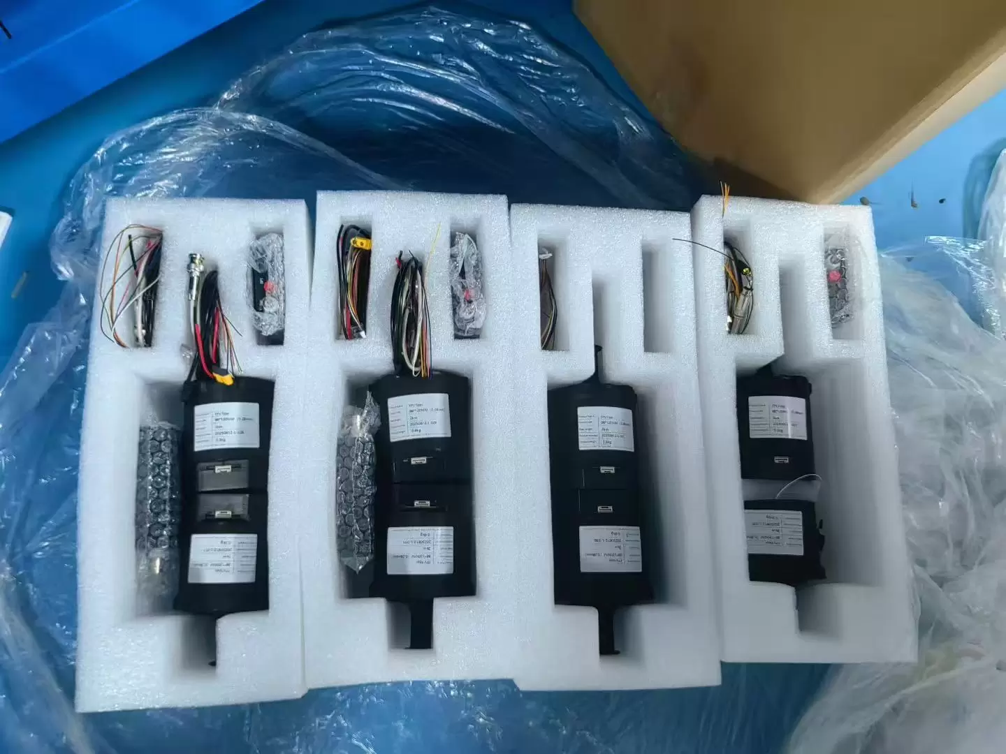 Дроны оснащены оптоволоконными катушками для дальности 3 км, 5 км, 10 км, 15 км, 20 км, 30 км, 40 км.