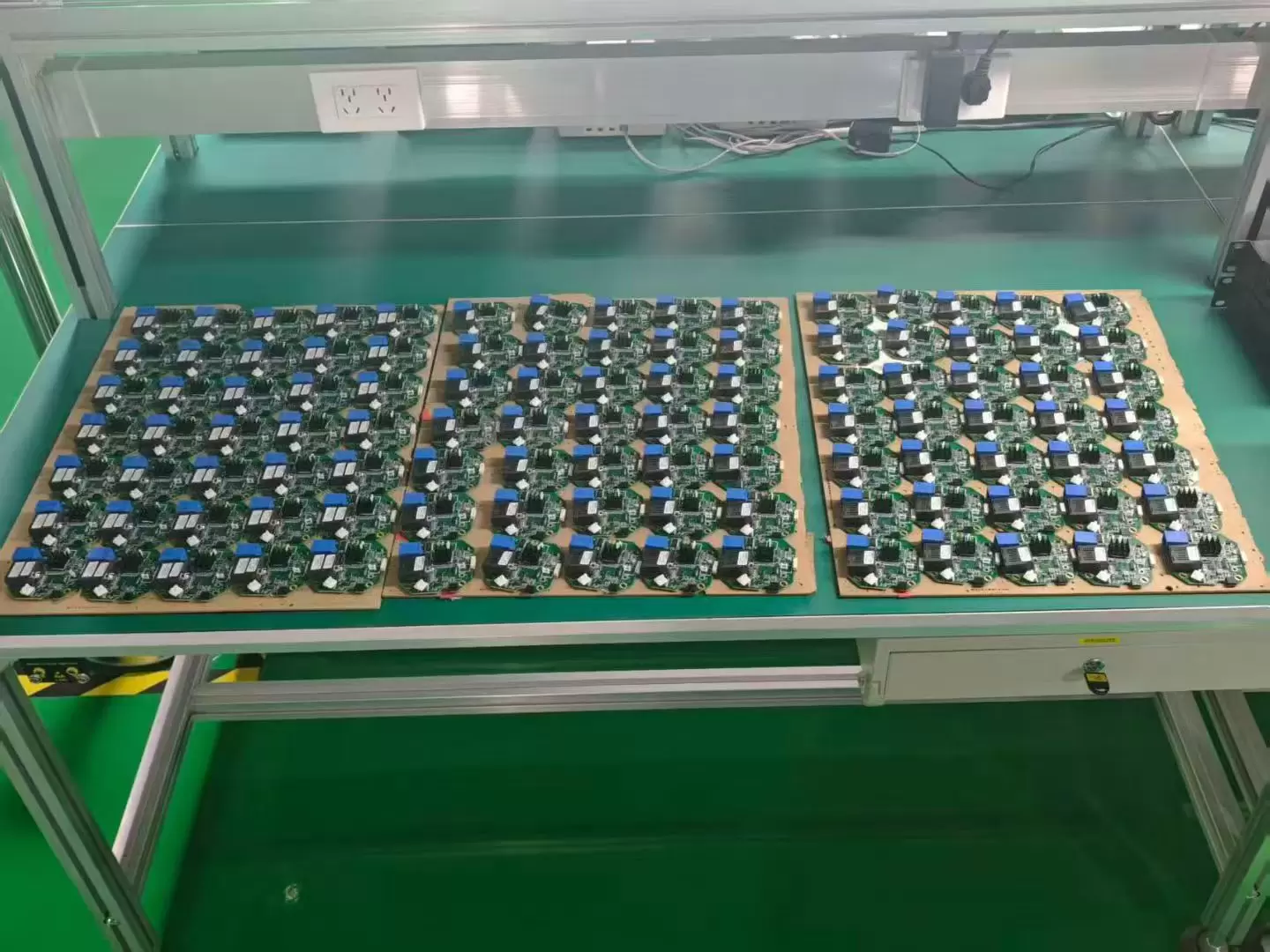 Дроны оснащены оптоволоконными катушками для дальности 3 км, 5 км, 10 км, 15 км, 20 км, 30 км, 40 км.